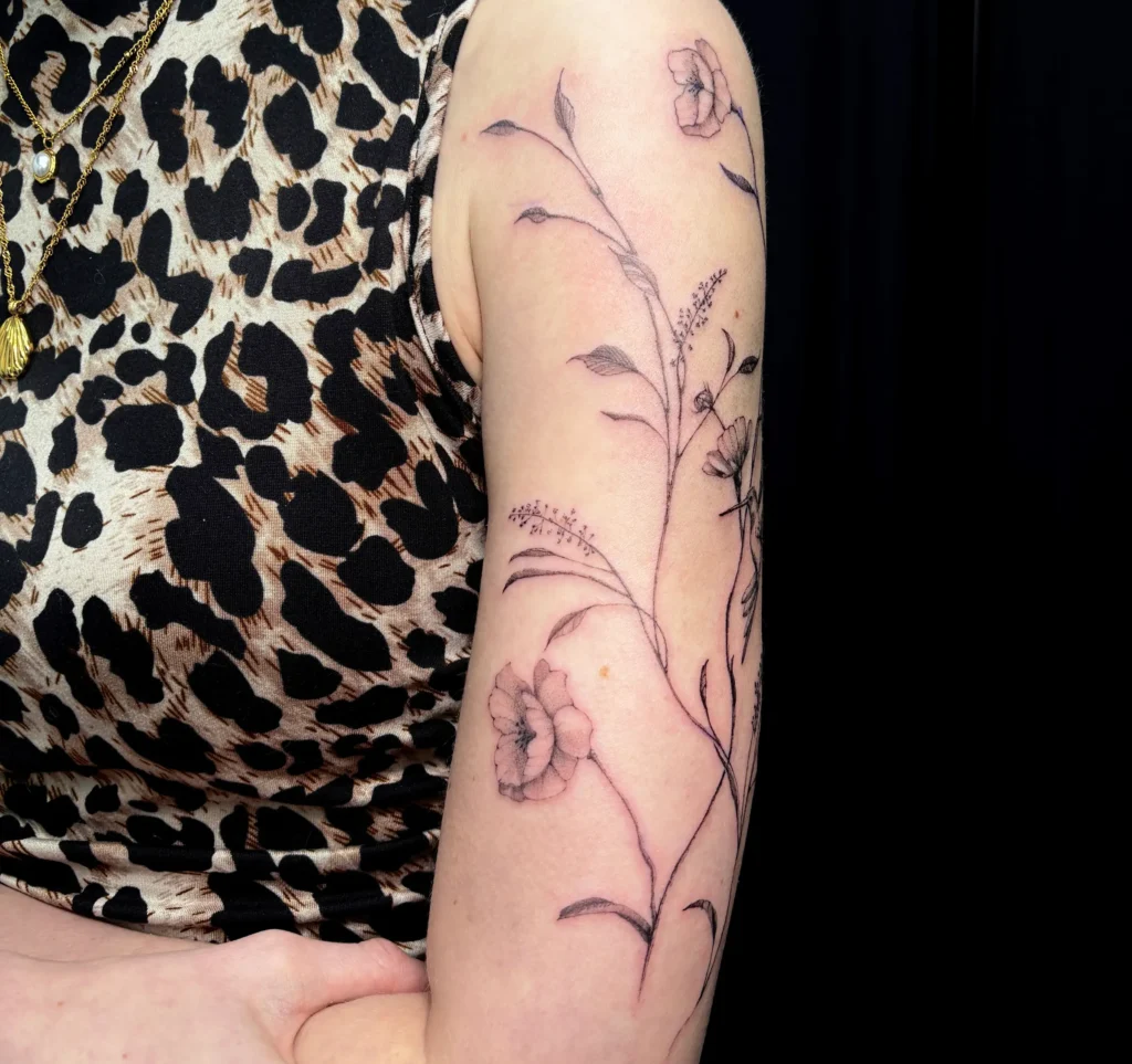 Fineline Tattoo Blumen bei Medusa