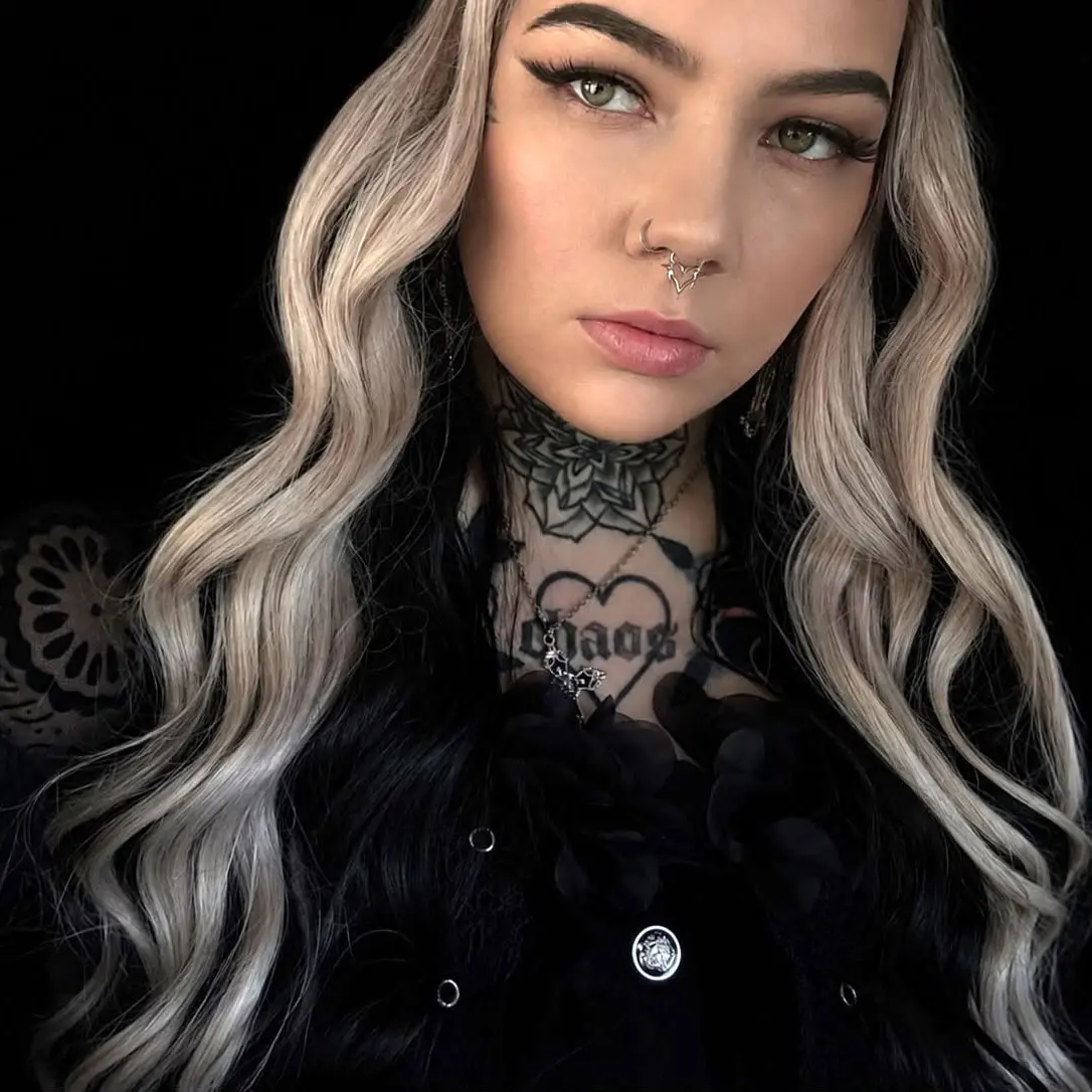 Joy – Piercerin bei Medusa Tattoo & Piercing in Dortmund, quadratisches Bildformat